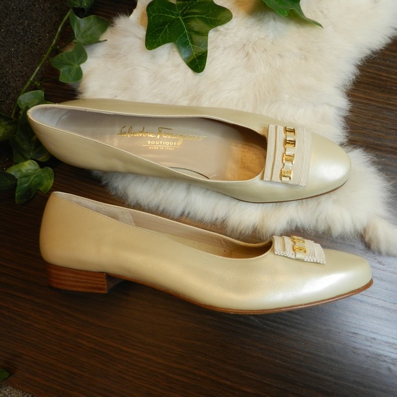 Salvatore Ferragamo Shoes - Salvatore Ferragamo Opalescent nude leather pumps